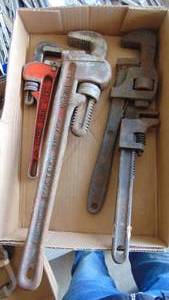 lot 9 image: 4 - Pipe Wrenches