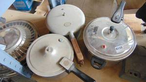 lot 87 image: 3 - Pressure Cookers