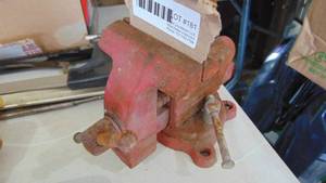 lot 181 image: Small Vise
