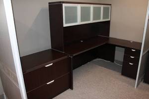 lot 2 image: L-shaped Workstation with Glass Door Bridge Unit in 3 modular pieces