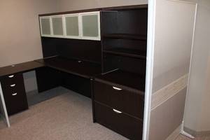 lot 3 image: L-shaped Workstation with Glass Door Bridge Unit in 5 modular pieces