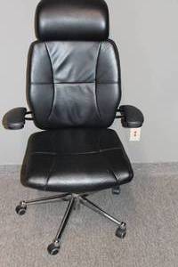 lot 17 image: Leather Office Chair with Headrest