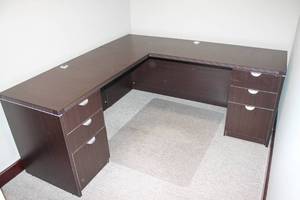 lot 28 image: L-shaped Workstation with 2 Desk Modules, including Two Locking 3-drawer units