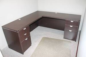 lot 29 image: The L-shaped Workstation with 2 Desk Modules including Two Locking 3-drawer Units