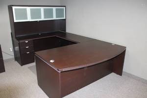 lot 42 image: U-shaped Workstation with Glass Door Bridge Unit in 6 Modular Pieces