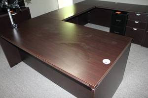 lot 47 image: Five-piece Modular Unit with Three Desks, Two 3-drawer units, Dual-monitor Mounted Stand