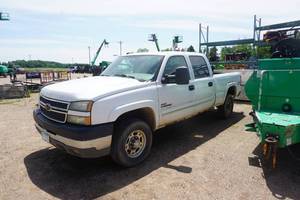 lot 3 image: 2005 Chevrolet Silverado 2500 Duramax Diesel 4 x 4 Pick Up Truck