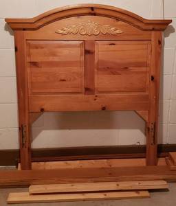 lot 82 image: Lovely Twin Size Bed