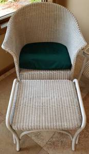 lot 1 image: Six Piece Wicker Set