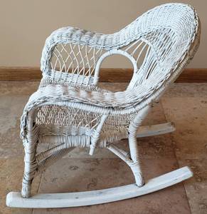 lot 78 image: Vintage Childrens Wicker Rocking Chair