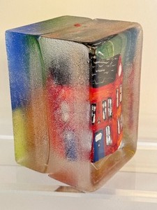 lot 8 image: Stephanie Trenchard Glass Sculpture