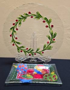 lot 54 image: Festive Holiday Serving Pieces Including a Peggy Karr Dish