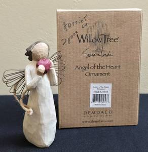 lot 59 image: Sweet Collection of Willow Tree Angel Figures
