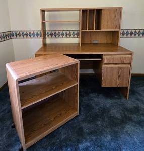 lot 129 image: Coordinating Desk, Hutch and Computer Accessory Cart Set