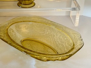 lot 41 image: Vintage Federal Glass Co Madrid Amber Glassware