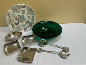 lot 104 image: Fun Entertaining  Serving Items