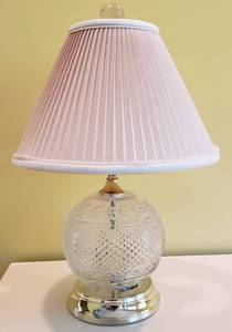 lot 144 image: Beautiful Handcut 24% Lead Crystal wGold Tone Base Lamp Made in Poland