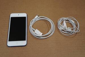 lot 2 image: Apple iPod Touch 7th Generation 32GB
