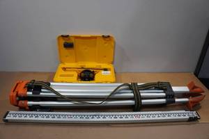 lot 32 image: Berger Instruments Transit Level with Tripod and Grading Pole