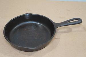 lot 34 image: Vintage Wagner Ware Cast Iron Skillet 6.5 Without Logo