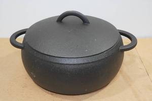 lot 35 image: Emeril Cast Iron 6-Quart Dutch Oven with Lid