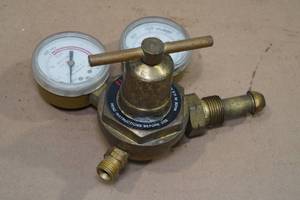 lot 37 image: Fire Power Acetylene Regulator No 250-15-510