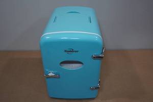 lot 49 image: Koolatron Retro Mini Thermoelectric Cooler