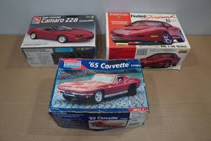 lot 140 image: 3 AMT Model Kits -65 Corvette, Firebird, 96 Camaro