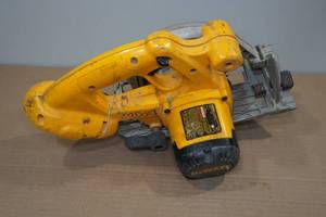 lot 200 image: DeWalt DC390 6-12 18V Cordless Circular Saw