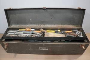 lot 213 image: Homak Metal Toolbox with Assorted Tools