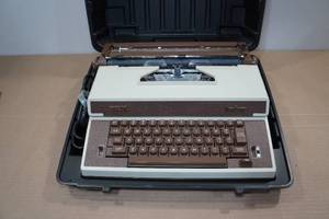 lot 233 image: Royal Academy Typewriter with Case