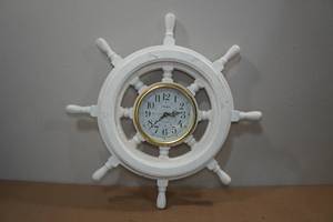 lot 251 image: Ships Wheel Clock