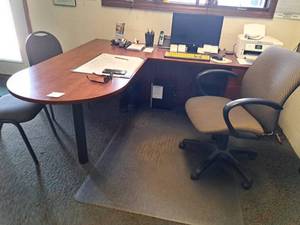 lot 614 image: Office Desk with Rolling Office Arm Chair and (2) Padded Metal Office Side Chairs