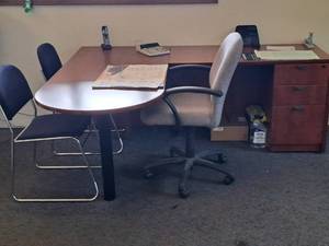lot 613 image: Office Desk with Rolling Office Arm Chair and (2) Padded Metal Office Side Chairs