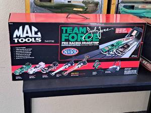 lot 606 image: Mac Tools Team Force Limited Edition Pro Racing Drag Strip Electric Slot Car Track (New, Never Opened)
