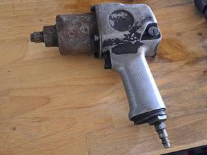 lot 637 image: 12 Air Impact Wrench