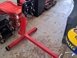 lot 695 image: Torin Big Red Jacks Pro Series 750 Heavy Duty 750-lbs Engine Stand