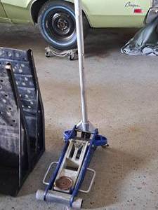 lot 699 image: Floor Jack