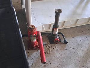 lot 700 image: Lot of (2) 6-Ton Bottle Jacks
