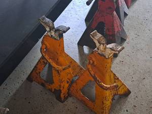lot 704 image: Lot of (2) Jack Stands