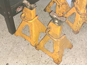 lot 703 image: Lot of (2) Jack Stands