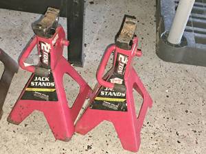lot 706 image: Lot of (2) Jack Stands