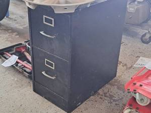 lot 732 image: Metal File Cabinet 2-drawer