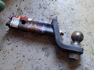 lot 750 image: Trailer Hitch with 2 Ball