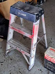 lot 752 image: Husky 2 Step Ladder