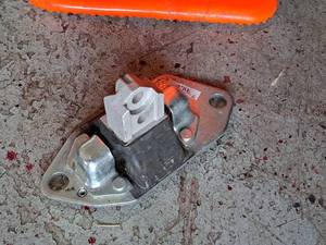 lot 754 image: Engine Mount