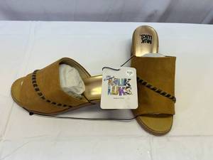 lot 135 image: Muk Luks Sandals-Size 7