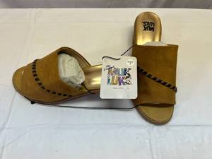 lot 136 image: Muk Luks Sandals-Size 7