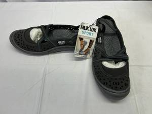 lot 139 image: Muk Luks Sport-Size 10