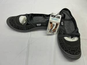 lot 140 image: Muk Luks Sport-Size 10
